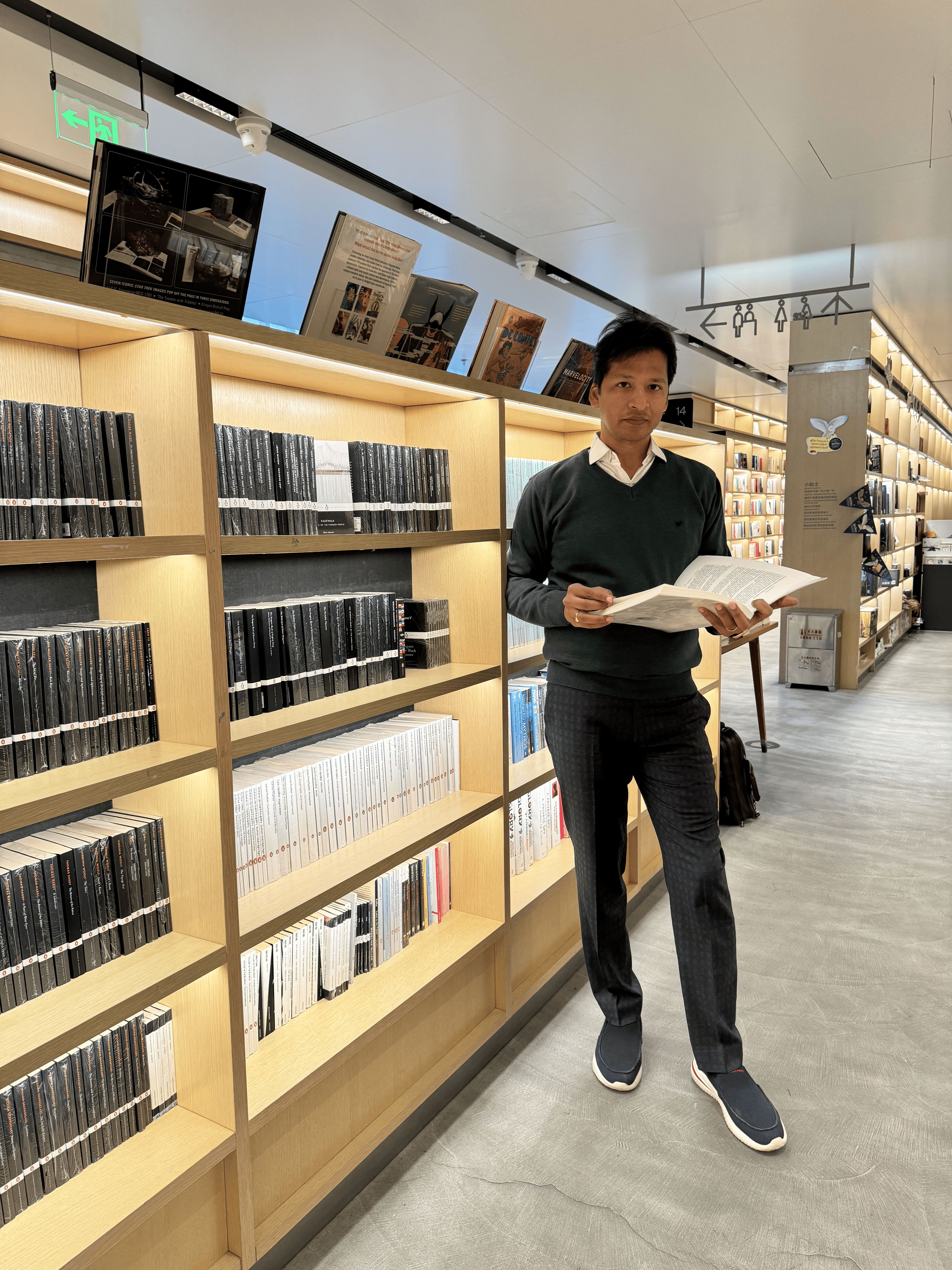 eQOURSE Exploring Technology Innovation in China — China 2024. An eQOURSE representative visiting a technology-focused business environment during the China Business Tour 2024, exploring digital…
